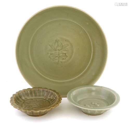 A Chinese Longquan celadon plate