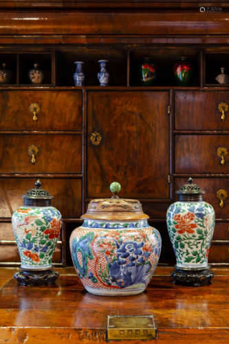 PAIR OF 17TH CENTURY CHINESE OVIFORM VASES17 世纪中国五彩狮菊纹带盖梅瓶一对。