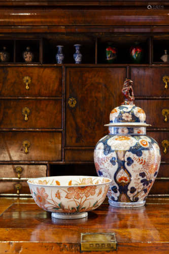 JAPANESE IMARI PORCELAIN VASE WITH LID AND BOWL IMARI日本伊万里瓷盖罐、瓷碗