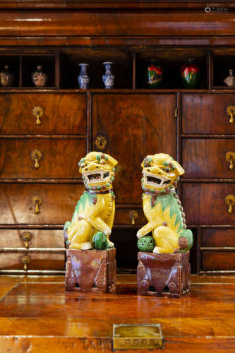 PAIR OF 19TH /20TH CHINESE FAMILLE VERTE FIGURES OF LION 中国 19-20 世纪粉彩狮子一对
