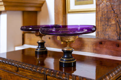 PAIR OF 19TH CENTURY FRENCH AMETHYST GLASS BOWLS19 世纪法国紫晶玻璃盘一对 黑色大理石底座。