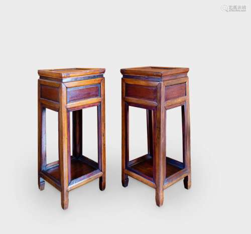 SET OF 4 OF 20TH CENTURY CHINESE STAINED AND LACQUERED JARDINIÈRE STANDS 20 世纪中国配抽屉涂漆黄檀木园艺台四件