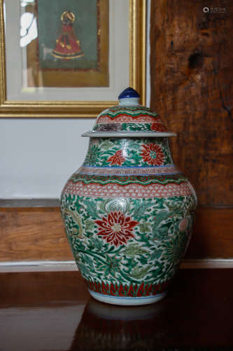 18TH CENTURY CHINESE WUCAI BALUSTER VASE AND COVER18 世纪 五彩缠枝莲纹盖罐