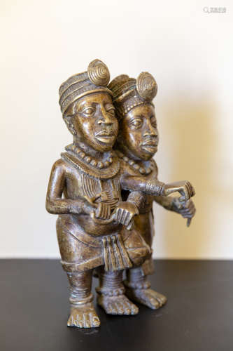 AN AFRICAN CARVED SCULPTURE 非洲雕塑