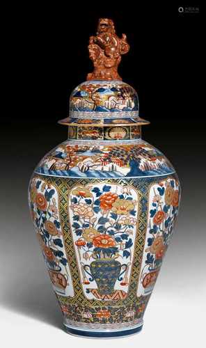 GROSSE IMARI-DECKELVASE.