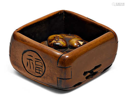 HAKO-NETSUKE MIT GLÜCKSBOHNEN.