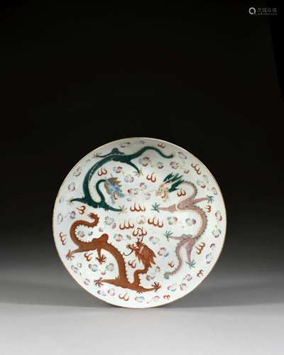 GRAND PLAT EN PORCELAINE POLYCHROME, Chine, dynastie Qing, marque et époque Guangxu (1875-1908)