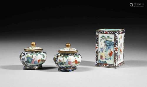 ENSEMBLE DE DEUX SALIÈRES COUVERTES ET D'UN POT À PINCEAUX EN PORCELAINE FAMILLE ROSE, Chine, fin de la dynastie Qing (1644-1912)