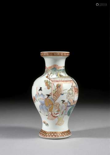 VASE EN PORCELAINE FAMILLE ROSE, Chine, dynastie Qing, époque Daoguang (1821-1850)