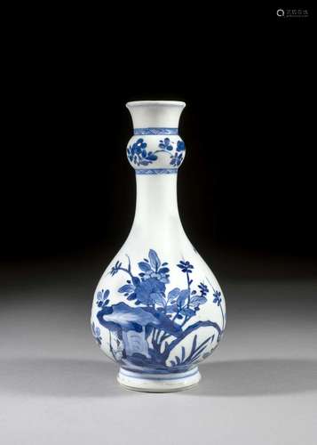 VASE EN PORCELAINE BLEU BLANC, Chine, dynastie Qing, époque Kangxi (1662-1722)