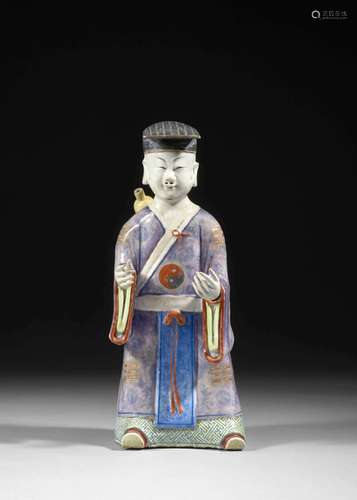 STATUETTE DE DIGNITAIRE EN PORCELAINE POLYCHROME, Chine, dynastie Qing, XIXe siècle