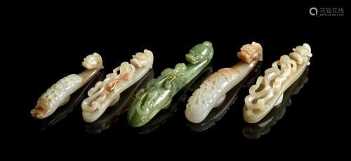CINQ FIBULES EN JADE CÉLADON PÂLE, ROUILLE ET VERT, Chine, dynastie Qing, XIXe siècle