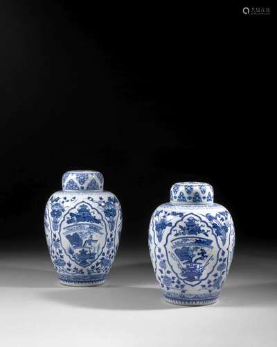 DEUX POTS À GINGEMBRE COUVERTS FORMANT PAIRE EN PORCELAINE BLEU BLANC, Chine, dynastie Qing, époque Kangxi (1662-1722)