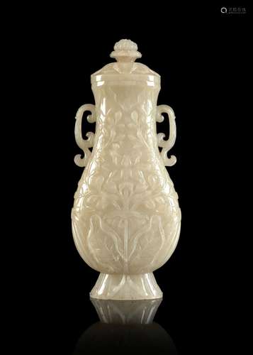 VASE COUVERT EN JADE CÉLADON PÂLE SCULPTÉ DE STYLE MOGHOL, Chine, dynastie Qing, début du XIXe siècle