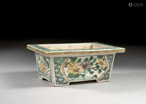 JARDINIÈRE EN BISCUIT ÉMAILLÉ FAMILLE VERTE, Chine, dynastie Qing, époque Kangxi (1662-1722)