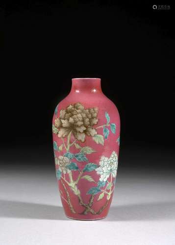 PETIT VASE EN PORCELAINE POLYCHROME À FOND FRAMBOISE, Chine, XXe siècle