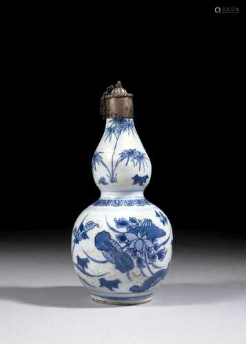 PETIT VASE DOUBLE GOURDE EN PORCELAINE BLEU BLANC, Chine, XVIIe siècle