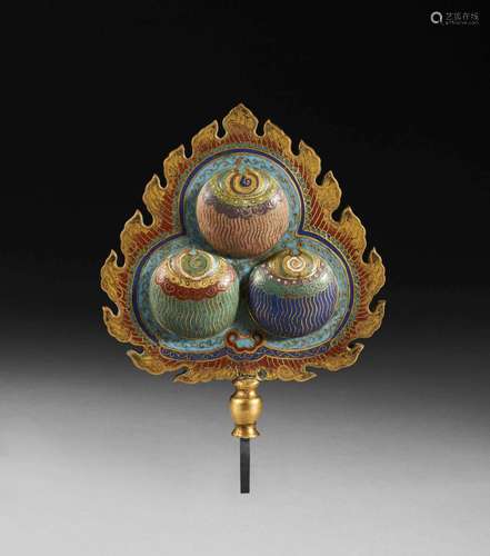 TRIRATNA EN BRONZE DORÉ ET ÉMAUX CLOISONNÉS, Chine, dynastie Qing, XVIIIe siècle