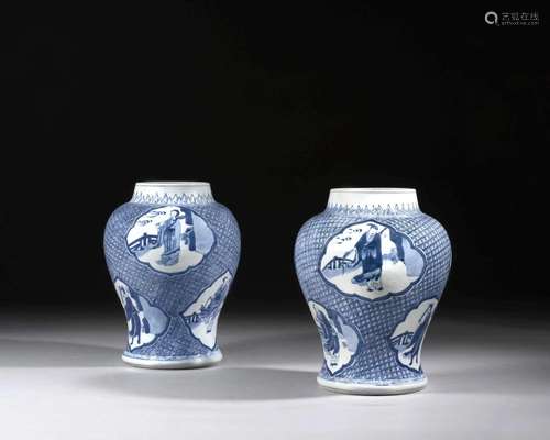 PAIRE DE POTICHES EN PORCELAINE BLEU BLANC, Chine, dynastie Qing, époque Kangxi (1662-1722)