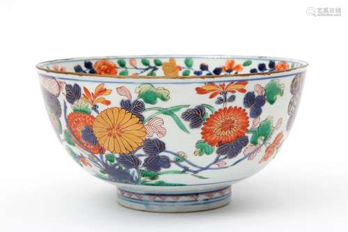 A wucai bowl with chrysanthemum and fan decoration