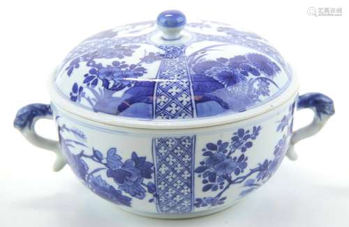 A blue & white porcelain lidded bowl