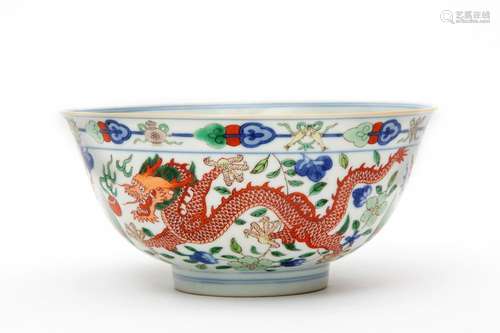 A doucai bowl with dragons chasing a flaming pearl