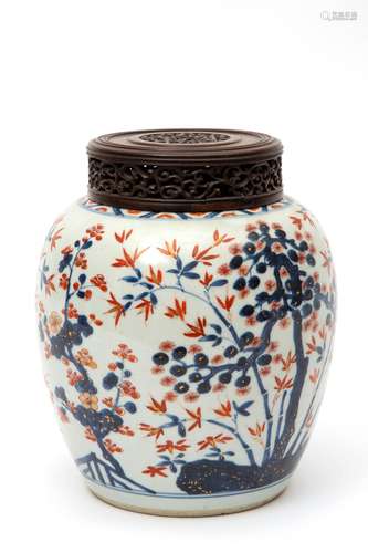 A Chinese imari porcelain jar with wooden lid