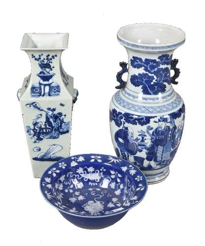 A Chinese blue and white two-handled vase