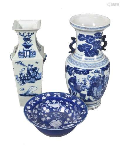 A Chinese blue and white two-handled vase