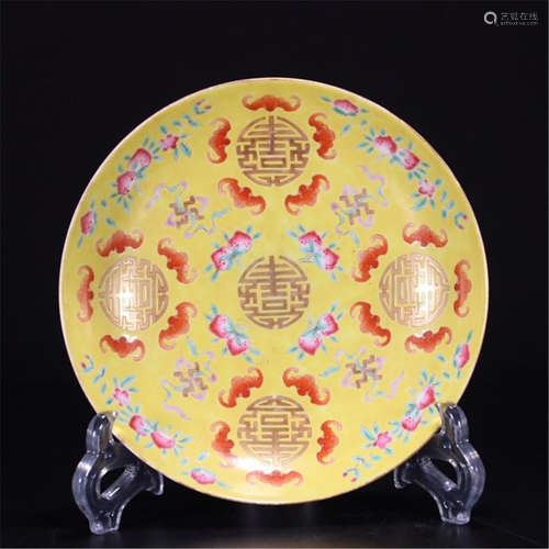 CHINESE PORCELAIN YELLOW GROUND FAMILLE ROSE PLATE