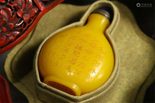 CHINESE YELLOW PEKING GLASS SNUFF BOTTLE IN CINNABAR CASE