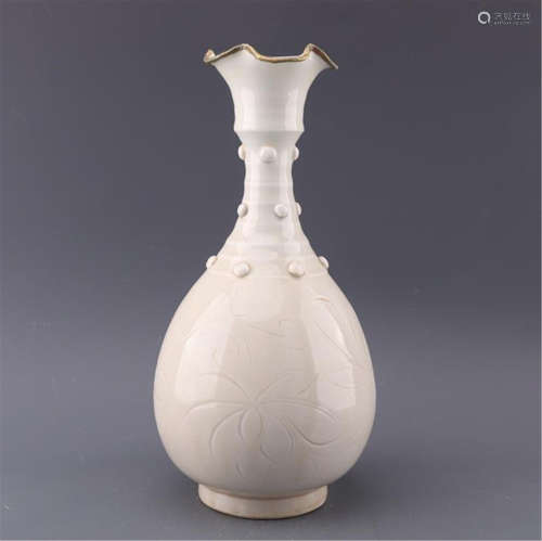 CHINESE PORCELAIN GOLD DECRO DINGYAO KILN WHITE GLAZE VASE