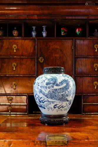 CHINESE BLUE AND WHITE GINGER JAR, PAINTED IN BLUE WITH A DRAGON清 青花龙纹罐