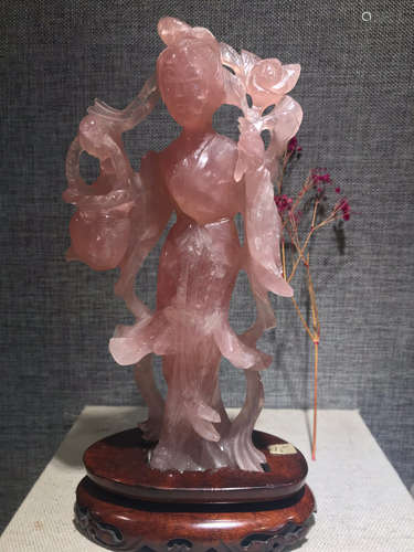 A PINK CRYSTAL CARVED CHARACTER PATTERNED ORNAMENT