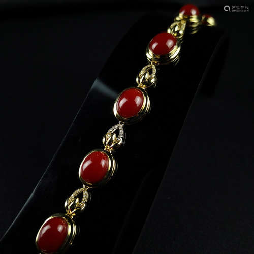 AN EGG SHAPE AKA TYPE RED CORAL BRACELET EMBEDDED IN 18K GOLD