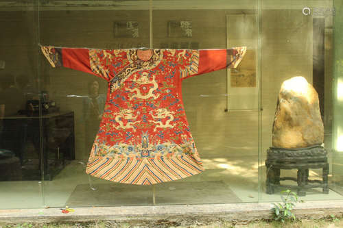 A RED ROBE WITH FLOWER AND DRAGON PATTERNS