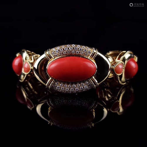 A LUXURIOUS MOMO TYPE RED CORAL BRACELET EMBEDDED IN 18K GOLD