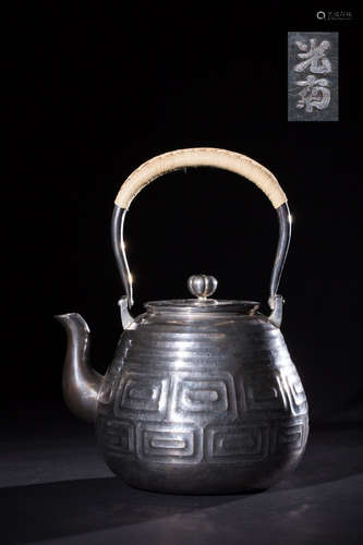 A SILVER TEAPOT WITH PATTERNS AND GUANGNAN MARKING