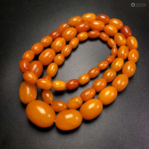 AN AMBER NECKLACE