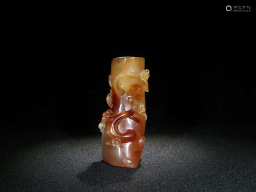 AN AGATE VASE WITH PLUM FLOWER PATTERNS