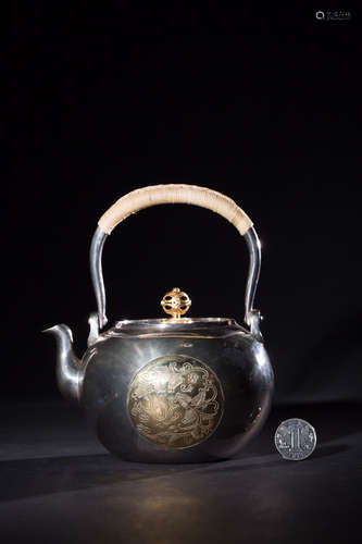 A SILVER TEAPOT WITH GILT SILVER EAGLE FEATHER PATTERNS