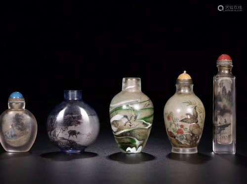 A SET OF CRYSTAL AND GLASS SNUFF BOTTLES (2 MISSING COVER)