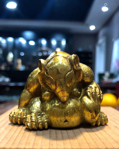 A BEAR SHAPE GILT BRONZE ORNAMENT