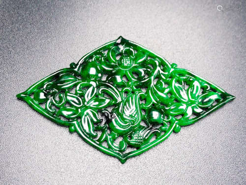 A JADEITE ORNAMENT WITH FLOWER PATTERNS