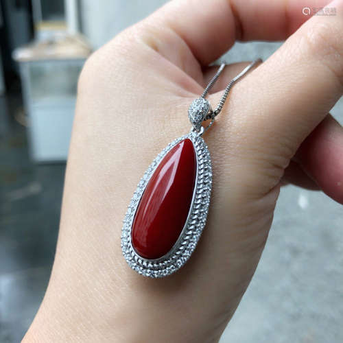 A 18K GOLD PENDANT WITH RED RAIN DROP SHAPE GEM