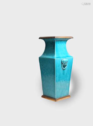 18TH CENTURY TURQUOISE BISCUIT PORCELAIN VASE 18 世纪 孔雀蓝釉兽耳尊