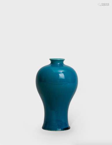 A TURQUOISE-GLAZED VASE, MEIPING 18 世纪 孔雀蓝釉梅瓶