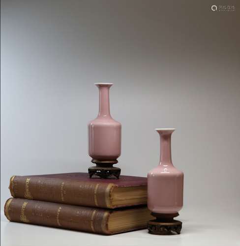 PAIR OF SMALL PLAE PINK GLAZED BOTTLE VASESLOSS民国 粉地长颈瓶大清康熙年制 款