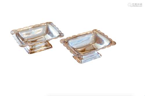 PAIR OF RECTANGULAR DISHES MAPPIN & WEBB 方形高足花口银盘一对1979 年制，重 300 克。