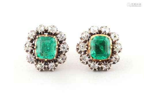 A good pair of Georgian yellow gold emerald & diamond cluster earrings, with post & butterfly